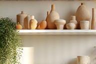 Sélection de vases et objets déco sur une étagère