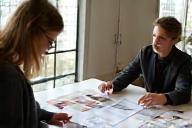 Designer discutant d’un plan de décoration avec un client